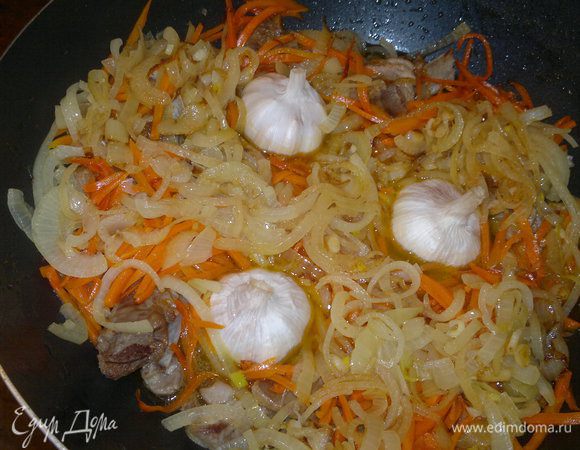 Поверх мяса в казанок выложить морковь, лук и чеснок, вдавливая его на уровень мяса. ***еще раз попробуйте бульон на вкус - он должен быть слегка пересолен!