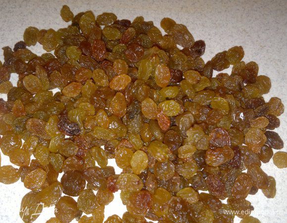 Изюм перебрать, вымыть, высушить