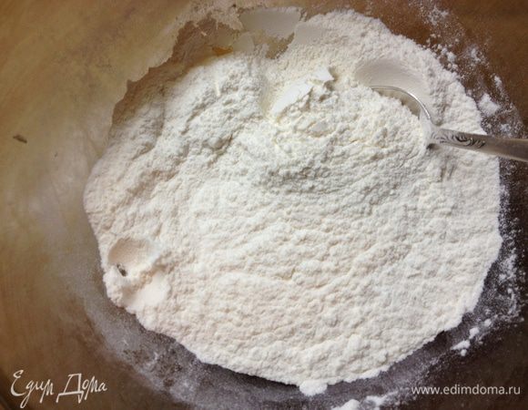 Смешиваем муку и разрыхлитель.