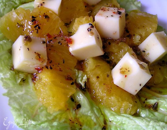 затем нарезанный небольшими кубиками сыр, полить заправкой,