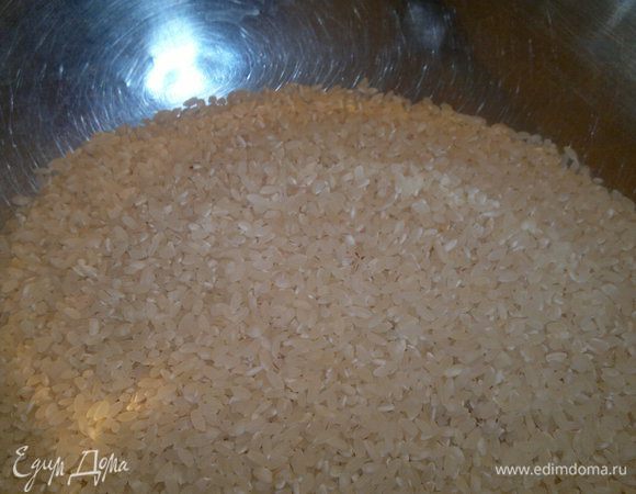 Рис помыть, выложить часть в казанок, затем подготовленный изюм и накрыть оставшимся рисом. Из приправ мама кладет в плов только барбарис. Накрыть крышкой
