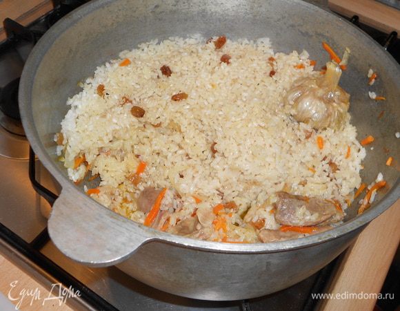 ****ВНИМАНИЕ: весь секрет состоит в том, чтобы закрыть _плотно_ казанок, оставить на медленном огне и не открывать его 30 минут! Снять с огня, не открывая, дать постоять. Подавать к столу со свежими овощами и зеленью, стараться захватить все слои, чтобы кусочки мяса оказались на рисе (так сочнее). В идеале такой плов едят руками (так делала мама в Афганистане) После подать зеленый чай. Приятного аппетита!