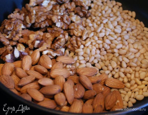 Орехи обжарьте на сухой сковороде 5 минут, остудите.