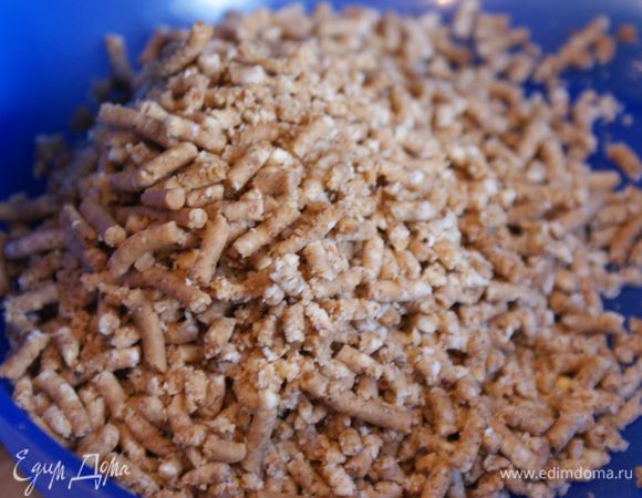 Пропустите через мясорубку орехи.