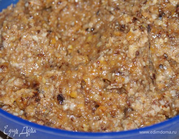 Добавьте мед и тщательно перемешайте.