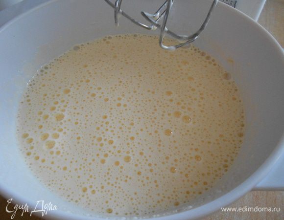Взбить яйца с сахаром...