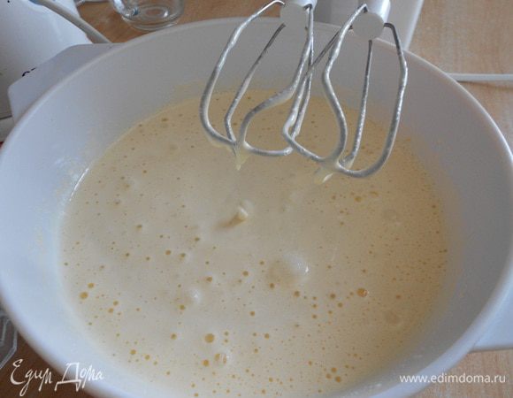 Добавить сухие составляющие, йогурт, соду...