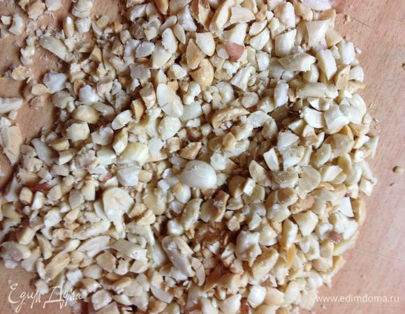 Крупно рубим арахис. Нагреваем духовку до 200 градусов.