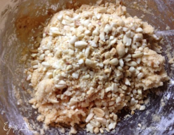 Сливочное масло, арахисовое масло,яйцо и оба вида сахара взбиваем в пену. Постепенно добавляем муку, замешиваем  густое тесто. Добавляем арахис.