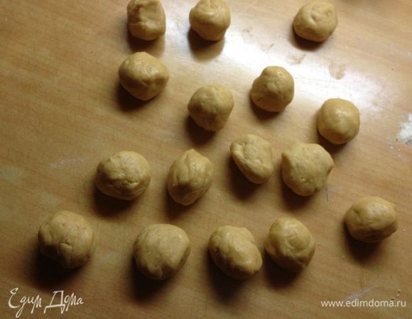 Из теста формируем шарики.