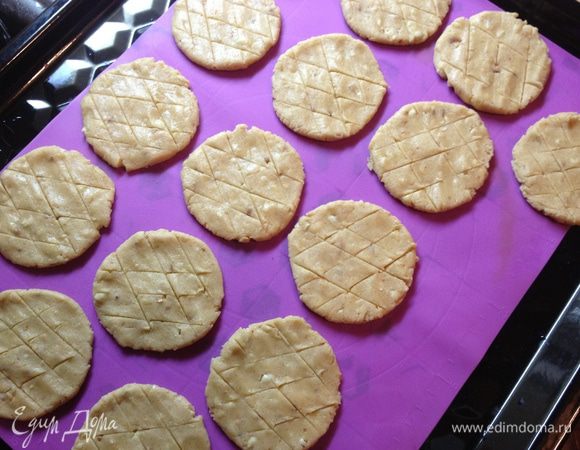Застилаем противень пергаментом или кладем силиконовый коврик. Придаем шарикам форму печенья и выкладываем на противень.  Выпекаем минут 20.
