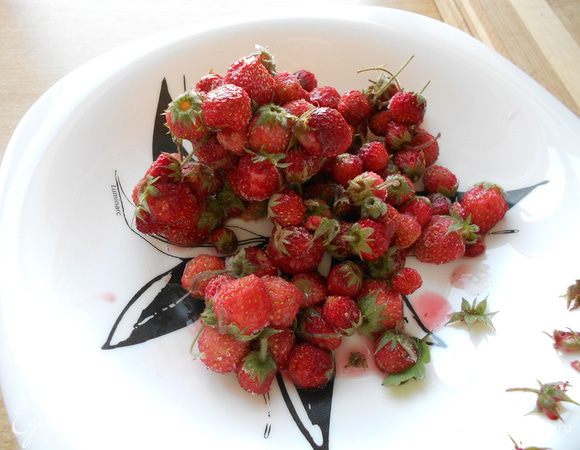 Ягоды перебрать, вымыть, обсушить, выложить на дно силиконовой формы, посыпать слегка сахаром, вылить творожную массу