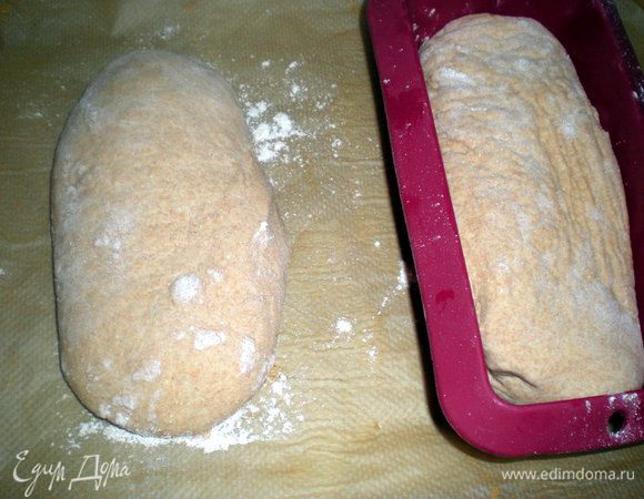 Форму смазать маслом и уложить буханочку.Вторую я сделала без формы,сформировав батончик.Уложила сразу на противень.Накрыть еще раз полотенцем и оставить на час.