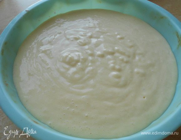 Выпекать при 175"С около 70 минут. Полностью охладить, перевернуть, подавать с ягодами. Приятного аппетита!