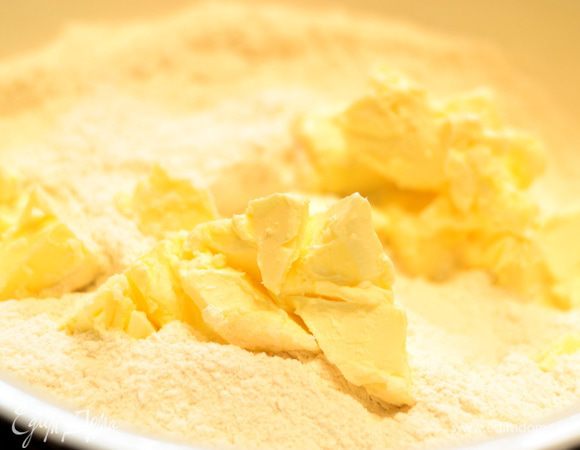 Добавить холодное сливочное масло,порезанное на кусочки