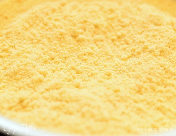 и вручную перемешать в крошку.