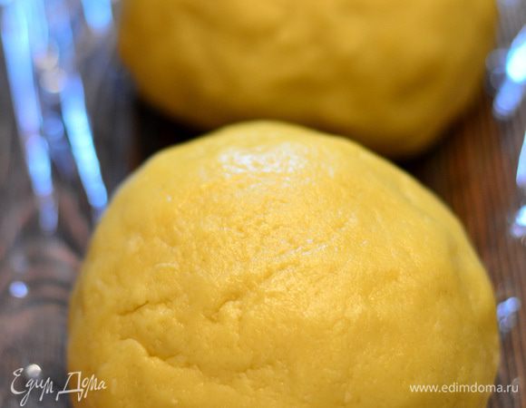 Скатать в 2 шара и положить в холодильник на 30 минут.