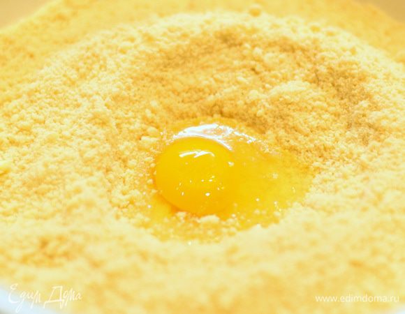 Добавить по одному яйца и вымесить тесто.