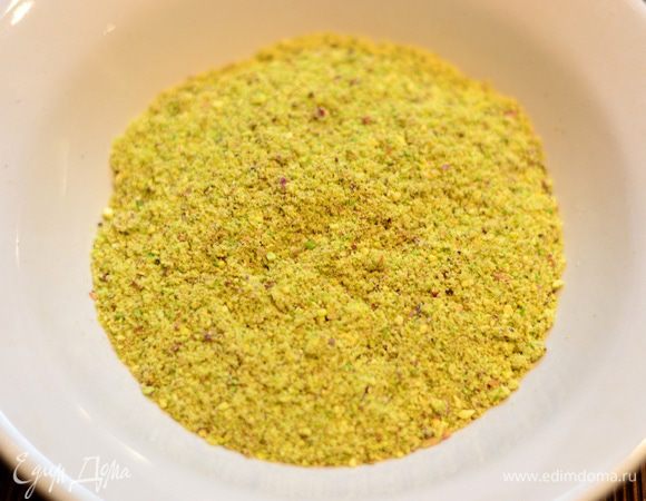 Готовим начинку. Фисташки мелко измельчить в блендере.