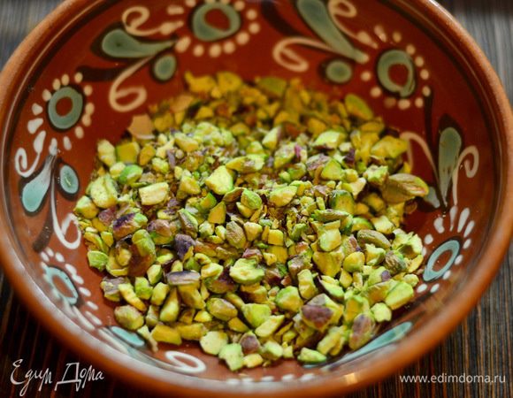 Немного очищенных и порубленных фисташек оставить для украшения.