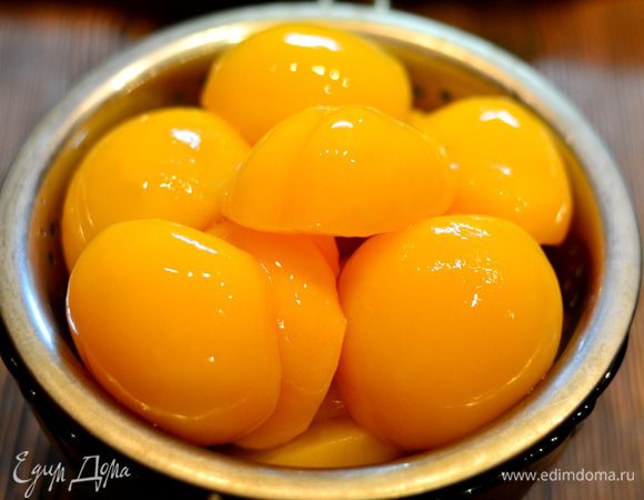 Персики опрокинуть через сито, пускай стечет весь сок.