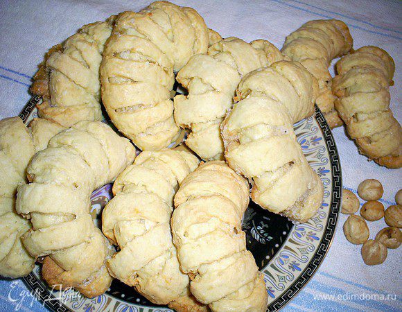 Выпекаем наши рогалики в разогретой до 210 градусов духовке около получаса на противне с пергаментом. Ориентируйтесь по своей духовке, главное - не пересушить. А затем - приятного аппетита!