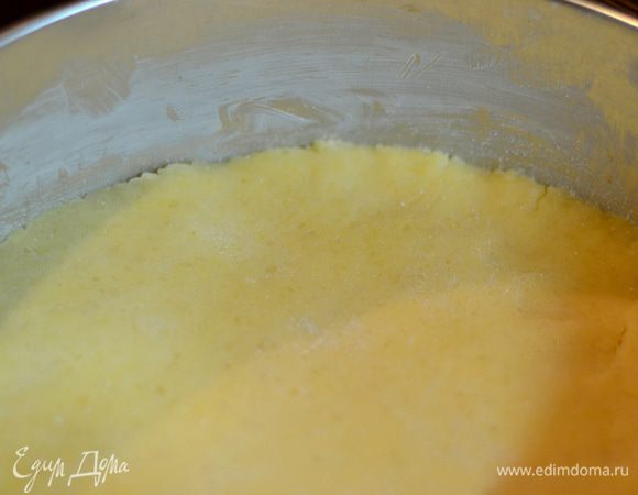 Вынимаем из холодильника тесто, скалкой из одного шарика сделаем круг 5 мм в толщину  и выложим его в форму для выпечки, предварительно застеленной пергаментом и смазанную маслом.