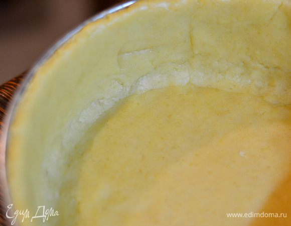 Из другого шарика из теста сформируем полоски, по краям выложим их, хорошо приминая руками, снова отправляем в холодильник на минут 20.