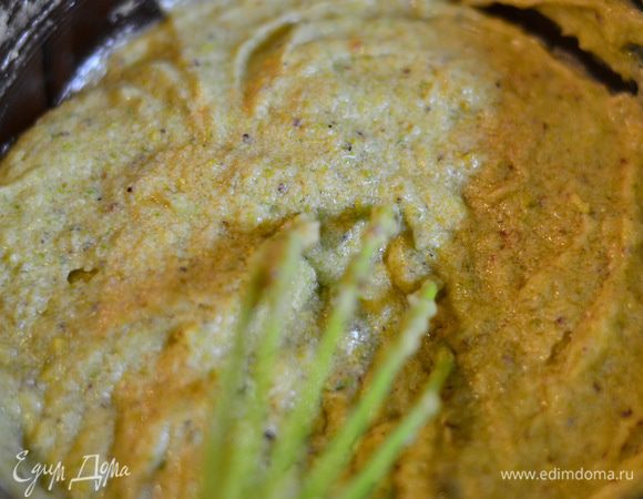 Для начинки хорошо смешиваем венчиком сливочное  масло комнатной температуры с сахаром, яйцами, фисташками, миндалем и ванилью.