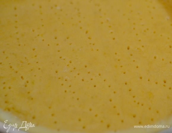 Достаем из холодильника еще не готовый пирог. Тесто прокалываем вилкой.