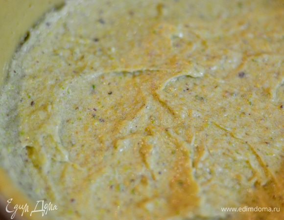 Заливаем ореховую смесь на пирог, разравниваем.