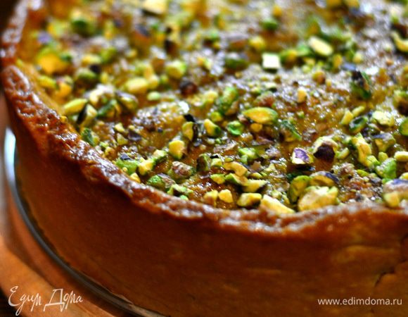 Готовый пирог охладить,так как горячий он хрупковат и начинка должна застыть,