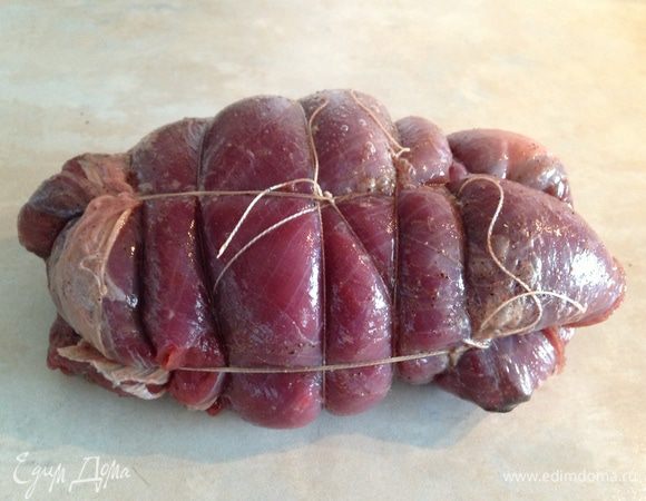 Скрутить рулетом и перевязать крепкой нитью...