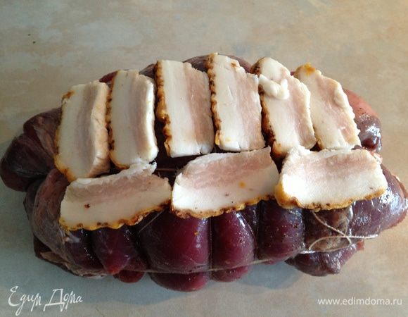 Сверху на рулет уложить тонкие кусочки сала или бекона...