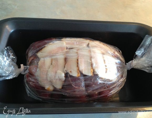 Уложить рулет в рукав для запекания...