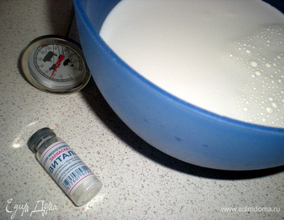 Нам понадобится термометр, пузырек закваски и сливки.