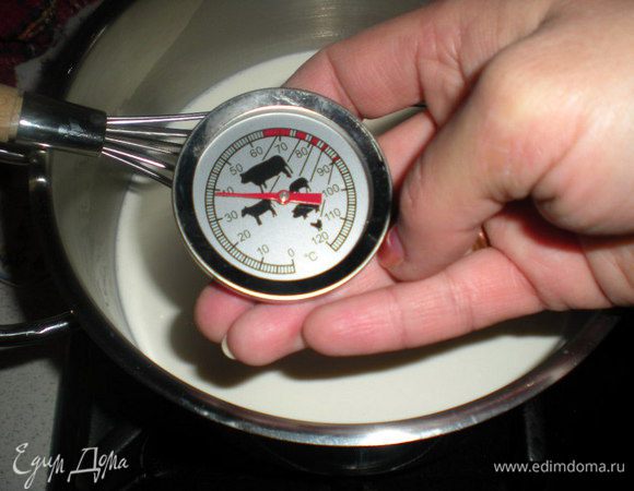 Сливки подогреть до температуры 40 гр.