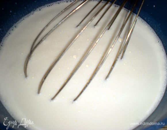 В миску выливаем оставшиеся сливки. и аккуратно перемешиваем. Нужно стараться, чтобы при перемешивании не возникала пена.