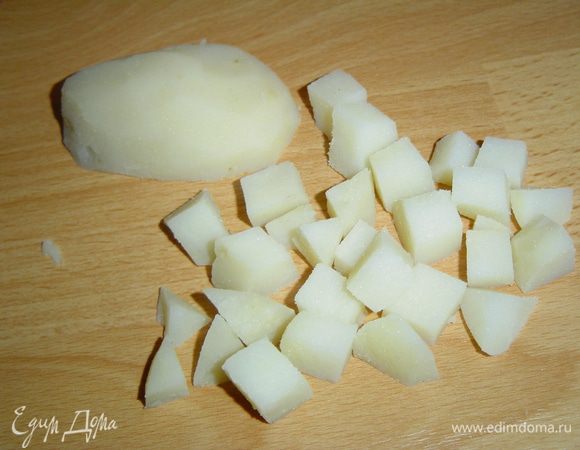 Картофель отвариваем, очищаем и нарезаем кубиками.
