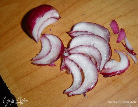 Лук очищаем и нарезаем полукольцами.