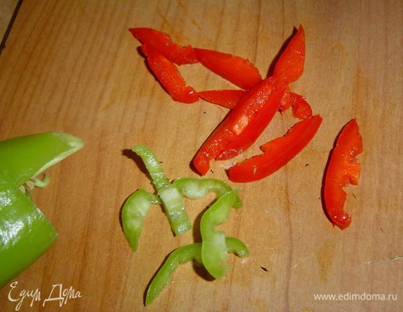 Чтобы салат был более ярким, я взяла по половинке красного и зеленого болгарского перца, очистила от семян и нарезала полосками.