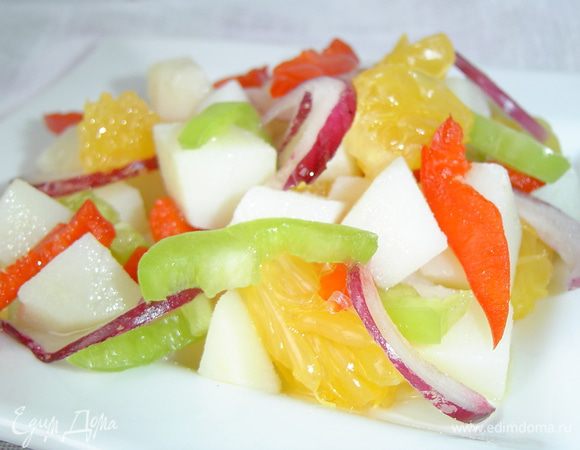 Картофель,лук, апельсин, перец перемешиваем, к оливковому маслу добавляем винный уксус и слегка взбиваем вилочкой, а затем заправляем салат.Солим и перчим по вкусу.