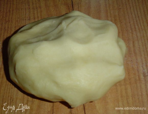 Начинаем с коржей. Для этого размягченное сливочное масло растираем с сахаром, добавляем 4 желтка и еще раз растираем.Затем добавляем просеянную муку с разрыхлителем, ванильный сахар и замешиваем тесто,