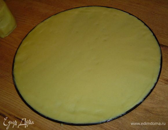 Каждую часть раскатываем в круг (у меня 26 см диаметр), лучше это делать сразу на пергаменте, и накалываем вилкой.