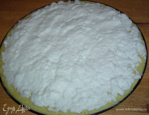 4 белка взбиваем до устойчивых пиков, делим их на четыре равные части и смазываем подготовленные для выпечки круги, сверху посыпаем крупным сахаром, лучше коричневым.