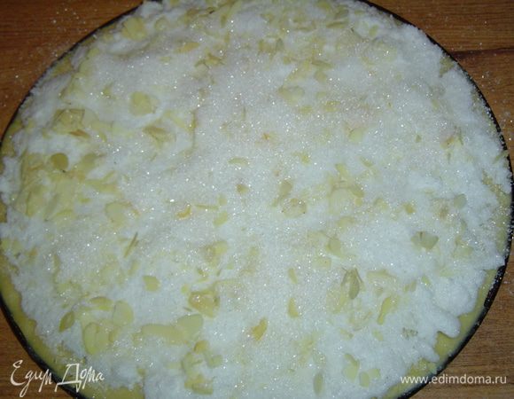 Две заготовки посыпаем миндальными лепестками,