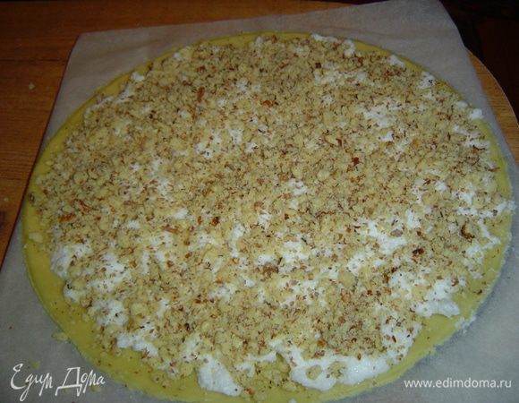 а две другие заготовки - измельченными грецкими орехами. Выпекаем коржи при температуре 190 градусов до золотистого цвета.