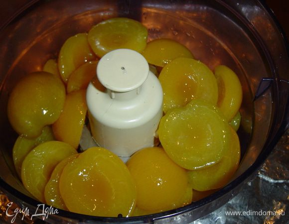 Персики отцеживаем от сиропа и взбиваем их в пюре с помощью блендера.