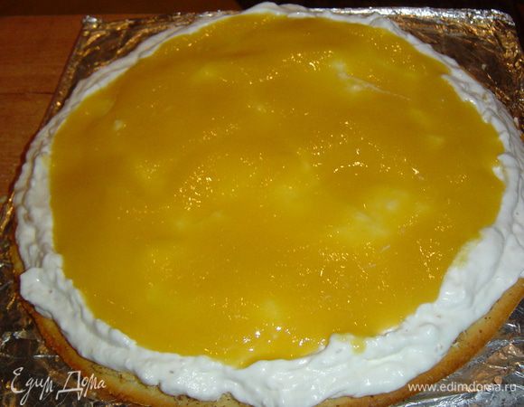 На корж выкладываем 1/3 часть сметанного крема, а сверху 1/3 персикового пюре,