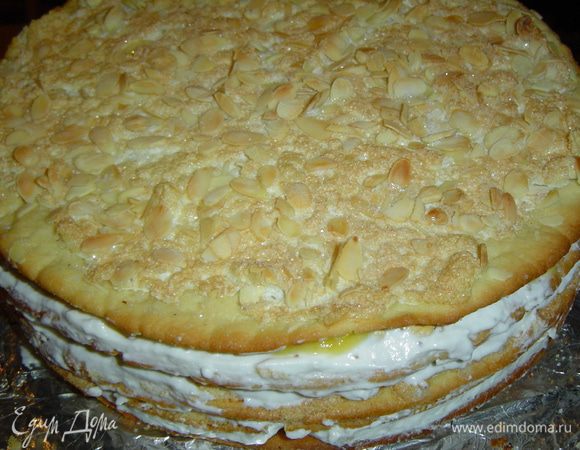 накрываем вторым коржом и повторяем процедуру, верхний корж сметанным кремом не смазываем.